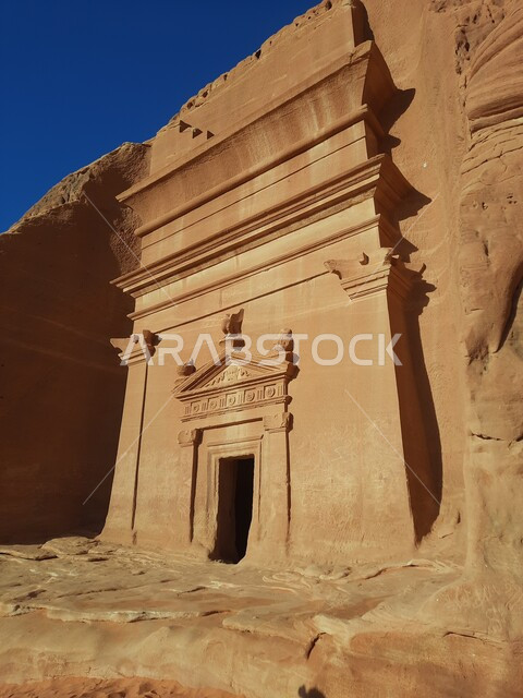 الكهوف التراثية في موقع الحجر الأثري في الصحراء، المعالم التاريخية القديمة في مدائن صالح، الأماكن السياحية في المناطق الصحراوية، التشكيلات و التكوينات الصخرية في العلا وسط صحاري المملكة العربية السعودية