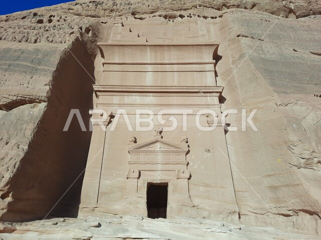 الكهوف التراثية في موقع الحجر الأثري في الصحراء، المعالم التاريخية القديمة في مدائن صالح، الأماكن السياحية في المناطق الصحراوية، التشكيلات و التكوينات الصخرية في العلا وسط صحاري المملكة العربية السعودية