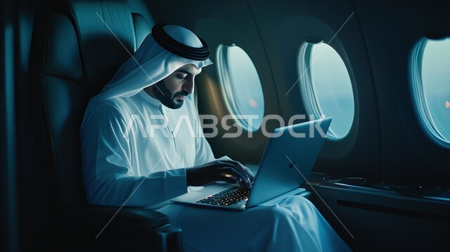 التواصل مع الأهل والاصدقاء عبر اللابتوب، انجاز مهام العمل عن بعد بايماءات الاندماج، رجل عربي خليجي سعودي يرتدي الثوب التقليدي والغترة يجلس في الطائرة ويعمل على الحاسب المحمول، استخدام الأجهزة والتقنيات الحديثة، مفهوم السياحة والسفر