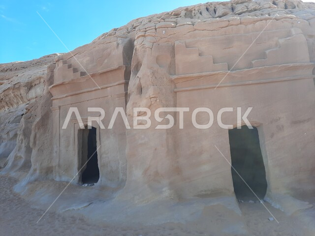 الكهوف التراثية في موقع الحجر الأثري في الصحراء، المعالم التاريخية القديمة في مدائن صالح، الأماكن السياحية في المناطق الصحراوية، التشكيلات و التكوينات الصخرية في العلا وسط صحاري المملكة العربية السعودية
