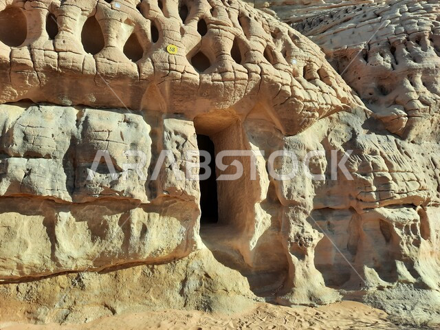 الكهوف التراثية في موقع الحجر الأثري في الصحراء، المعالم التاريخية القديمة في مدائن صالح، الأماكن السياحية في المناطق الصحراوية، التشكيلات و التكوينات الصخرية في العلا وسط صحاري المملكة العربية السعودية