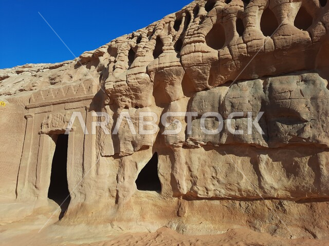 الكهوف التراثية في موقع الحجر الأثري في الصحراء، المعالم التاريخية القديمة في مدائن صالح، الأماكن السياحية في المناطق الصحراوية، التشكيلات و التكوينات الصخرية في العلا وسط صحاري المملكة العربية السعودية