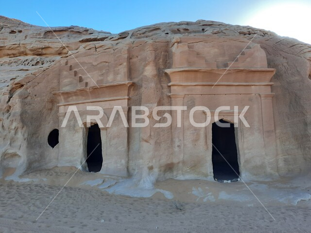 المعالم التاريخية القديمة في مدائن صالح، الكهوف التراثية في موقع الحجر الأثري في الصحراء، الأماكن السياحية في المناطق الصحراوية، التشكيلات و التكوينات الصخرية في العلا وسط صحاري المملكة العربية السعودية