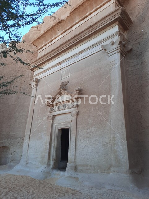 التكوينات والتشكيلات الصخرية في العلا وسط صحاري المملكة العربية السعودية، الأماكن السياحية في المناطق الصحراوية، المعالم التاريخية القديمة في مدائن صالح، الكهوف التراثية في موقع الحجر الأثري في الصحراء