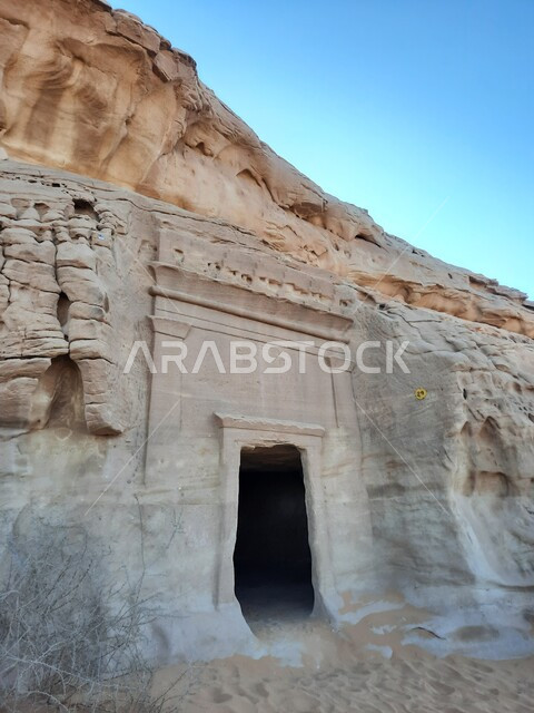 التكوينات والتشكيلات الصخرية في العلا وسط صحاري المملكة العربية السعودية، الأماكن السياحية في المناطق الصحراوية، المعالم التاريخية القديمة في مدائن صالح، الكهوف التراثية في موقع الحجر الأثري في الصحراء