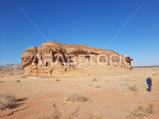 التشكيلات و التكوينات الصخرية في العلا وسط صحاري المملكة العربية السعودية، الأماكن السياحية في المناطق الصحراوية، المعالم التاريخية القديمة في مدائن صالح، الكهوف التراثية في موقع الحجر الأثري في الصحراء