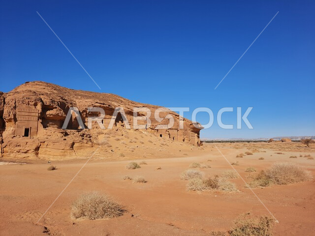 التشكيلات و التكوينات الصخرية في العلا وسط صحاري المملكة العربية السعودية، الأماكن السياحية في المناطق الصحراوية، المعالم التاريخية القديمة في مدائن صالح، الكهوف التراثية في موقع الحجر الأثري في الصحراء