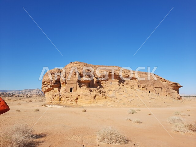 التشكيلات و التكوينات الصخرية في العلا وسط صحاري المملكة العربية السعودية، الأماكن السياحية في المناطق الصحراوية، المعالم التاريخية القديمة في مدائن صالح، الكهوف التراثية في موقع الحجر الأثري في الصحراء