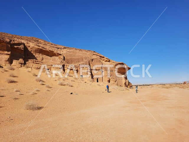 التشكيلات و التكوينات الصخرية في العلا وسط صحاري المملكة العربية السعودية، الأماكن السياحية في المناطق الصحراوية، المعالم التاريخية القديمة في مدائن صالح، الكهوف التراثية في موقع الحجر الأثري في الصحراء