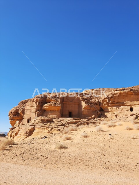 الأماكن السياحية في المناطق الصحراوية، التشكيلات و التكوينات الصخرية في العلا وسط صحاري المملكة العربية السعودية، المعالم التاريخية القديمة في مدائن صالح، الكهوف التراثية في موقع الحجر الأثري في الصحراء