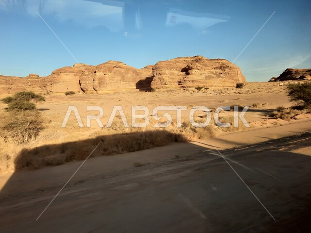 التشكيلات و التكوينات الصخرية في العلا وسط صحاري المملكة العربية السعودية، أماكن سياحية في المناطق الصحراوية، المعالم التاريخية القديمة في مدائن صالح، نمو النباتات البرية والشوكية في الصحراء