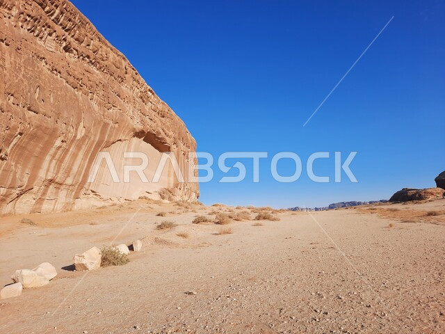 التشكيلات و التكوينات الصخرية في العلا وسط صحاري المملكة العربية السعودية، المعالم التاريخية القديمة في مدائن صالح، الأماكن السياحية في المناطق الصحراوية، الرمال الذهبية الناعمة في الصحراء