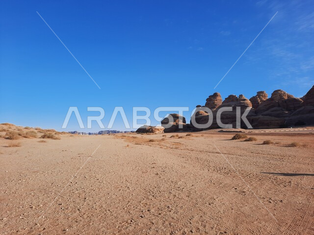 التشكيلات و التكوينات الصخرية في العلا وسط صحاري المملكة العربية السعودية، المعالم التاريخية القديمة في مدائن صالح، الأماكن السياحية في المناطق الصحراوية، الرمال الذهبية الناعمة في الصحراء