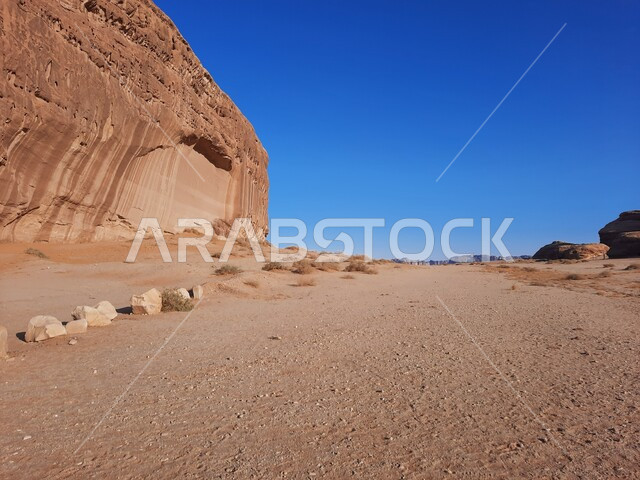 التشكيلات و التكوينات الصخرية في العلا وسط صحاري المملكة العربية السعودية، المعالم التاريخية القديمة في مدائن صالح، الأماكن السياحية في المناطق الصحراوية، الرمال الذهبية الناعمة في الصحراء