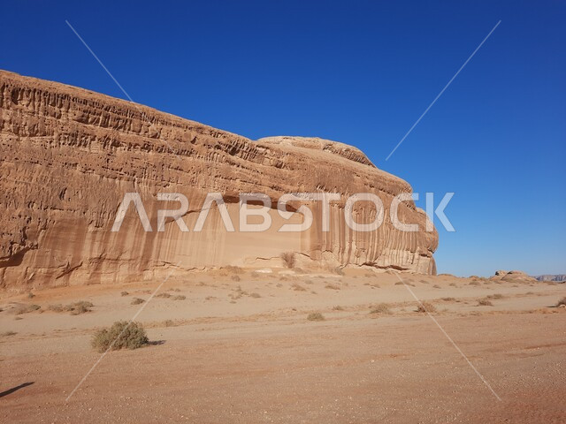 التشكيلات و التكوينات الصخرية في العلا وسط صحاري المملكة العربية السعودية، المعالم التاريخية القديمة في مدائن صالح، الأماكن السياحية في المناطق الصحراوية، الرمال الذهبية الناعمة في الصحراء