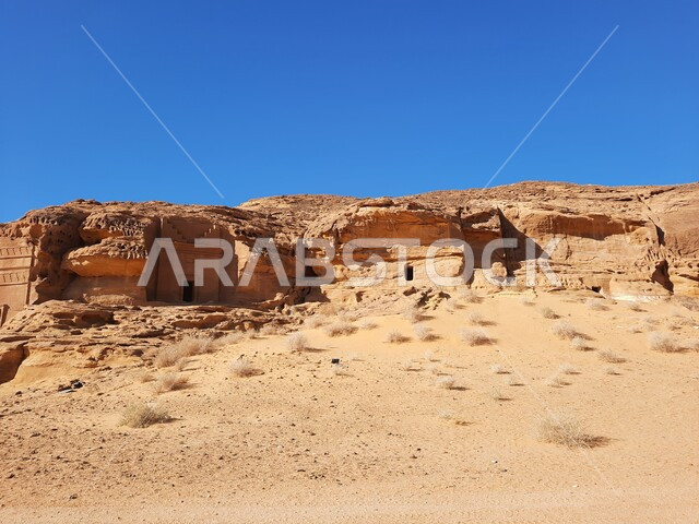 نمو النباتات الشوكية والبرية، التشكيلات و التكوينات الصخرية في العلا وسط صحاري المملكة العربية السعودية، المعالم التاريخية القديمة في مدائن صالح، الأماكن السياحية في المناطق الصحراوية، الكهوف التراثية في موقع الحجر الأثري في الصحراء