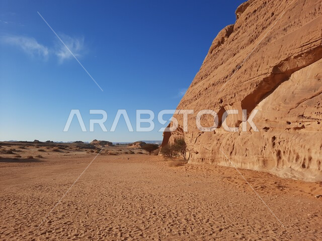 التشكيلات و التكوينات الصخرية في العلا وسط صحاري المملكة العربية السعودية، المعالم التاريخية القديمة في مدائن صالح، الأماكن السياحية في المناطق الصحراوية، الرمال الذهبية الناعمة في الصحراء