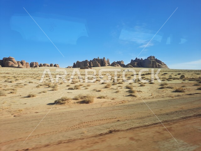 التشكيلات و التكوينات الصخرية في العلا وسط صحاري المملكة العربية السعودية، المعالم التاريخية القديمة في مدائن صالح، الأماكن السياحية في المناطق الصحراوية، نمو النباتات الشوكية والبرية، الكهوف التراثية في موقع الحجر الأثري في الصحراء