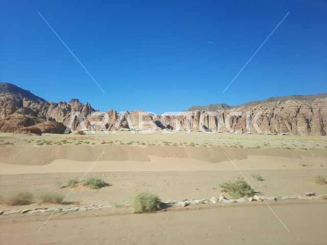 التكوينات والتشكيلات الصخرية في العلا وسط صحاري المملكة العربية السعودية، الأماكن السياحية في المناطق الصحراوية، المعالم التاريخية القديمة في مدائن صالح، نمو النباتات البرية والشوكية في الصحراء