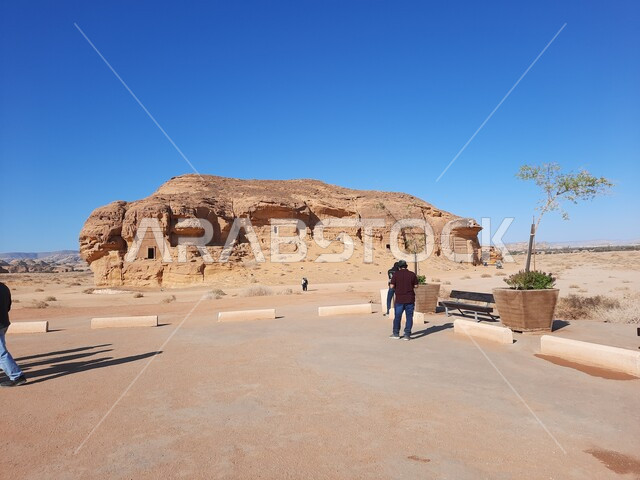 المعالم التاريخية القديمة في مدائن صالح، التكوينات والتشكيلات الصخرية في العلا وسط صحاري المملكة العربية السعودية، الأماكن السياحية في المناطق الصحراوية، مقصد الزوار والسائحين من انحاء العالم