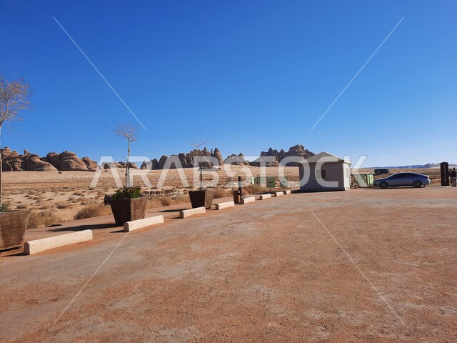 المعالم التاريخية القديمة في مدائن صالح، التكوينات والتشكيلات الصخرية في العلا وسط صحاري المملكة العربية السعودية، الأماكن السياحية في المناطق الصحراوية، مقصد الزوار والسائحين من انحاء العالم