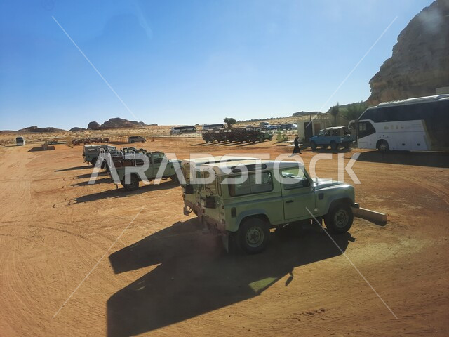 وسائل النقل والسيارات المركونة في الصحراء، التشكيلات و التكوينات الصخرية في العلا وسط صحاري المملكة العربية السعودية، الأماكن السياحية في المناطق الصحراوية، المعالم التاريخية القديمة في مدائن صالح