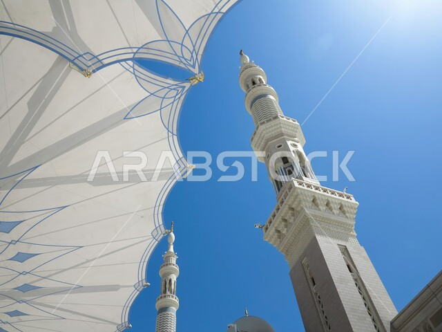 المظلات الالكترونية في المجمع الخارجي للجامع, مفهوم العبادة والتقرب إلى الله تعالى, الفن الهندسي المعماري لبناء المساجد, مأذنة المسجد النبوي الشريف في المدينة المنورة, المعالم الدينية الإسلامية المقدسة في المملكة العربية السعودية