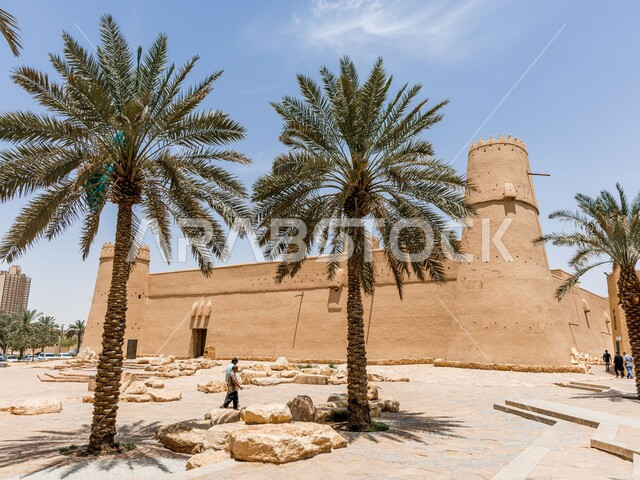 المباني الطينية التراثية والمعالم الأثرية في المملكة العربية السعودية، الفن الهندسي المعماري على الطراز القديم، متحف قصر المصمك التاريخي في مدينة الرياض، اماكن لجذب السياح من انحاء العالم، الاهتمام بزراعة أشجار النخيل في الأماكن السياحية