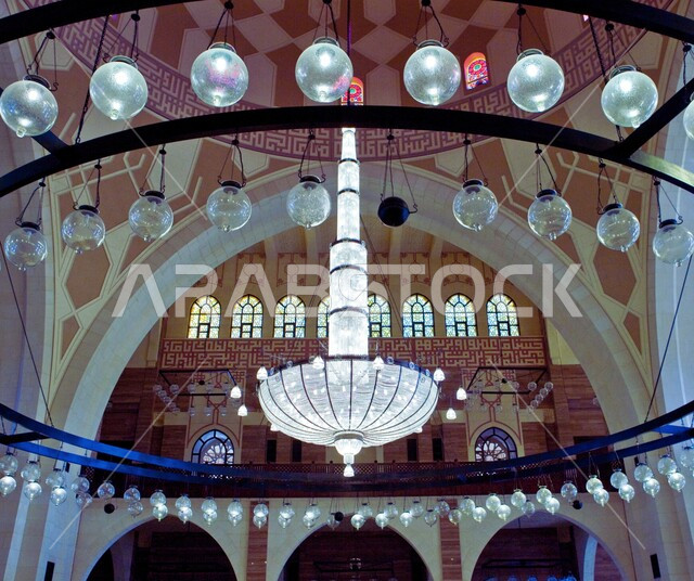 الديكورات الداخلية والتصاميم العربية الاسلامية للمساجد والجوامع، مسجد الفاتح الكبير في المنامة في مملكة البحرين، المعالم والأماكن الدينية المقدسة المشهورة، النقوش والزخارف على جدران المسجد، مقصد المسلمين للعبادة والتقرب الى الله تعالى