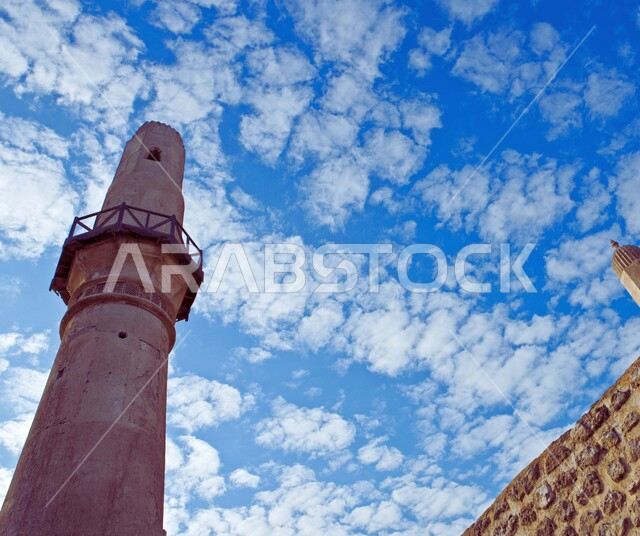  مسجد الخميس في المنامة في مملكة البحرين، المعالم والأماكن الدينية المقدسة المشهورة، الطراز العربي القديم الاسلامي، مقصد المسلمين للعبادة والتقرب الى الله تعالى، الفن الهندسي المعماري الاسلامي للمآذن في المساجد والجوامع