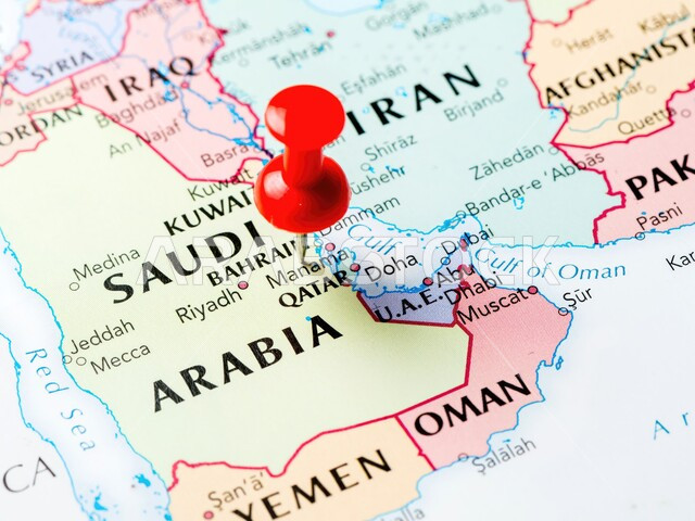 تحديد علامة على المملكة العربية السعودية على الخريطة، الحدود الجغرافية للبلاد، المحيطات واليابسة والطبيعة المائية، موقع دولة السعوديه بين دول العالم