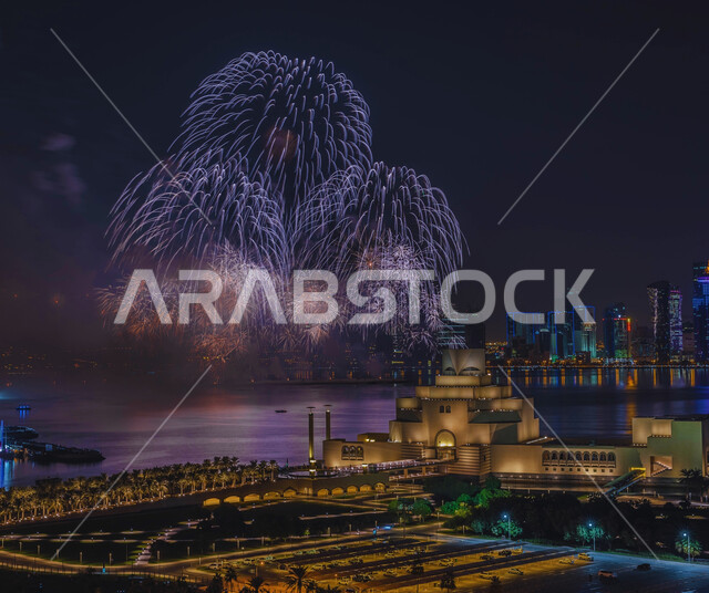 المتفرقعات والألعاب النارية في السماء، متحف الفن الاسلامي على كورنيش مدينة الدوحة، المعالم الثقافية المشهورة في دولة قطر، الفن الهندسي المعماري المتطور للمباني، الاضاءة والانارة للمنشأت والأبراج في الليل 