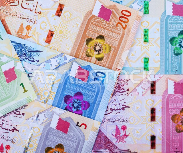 عملة الريال في الأسواق القطرية، عملات ورقية من فئات مختلفة, التمويل والاستثمار المالي، الاقتصاد الوطني القطري، العملة الرسمية المتداولة في البيع والشراء، مجموعة من الاوراق المالية 