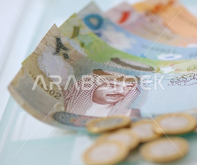 عملة الدينار في الأسواق البحرينية، عملات ورقية من فئات مختلفة, التمويل والاستثمار المالي، الاقتصاد الوطني البحريني، العملة الرسمية المتداولة للبيع والشراء في مملكة البحرين، مجموعة من الاوراق المالية 
