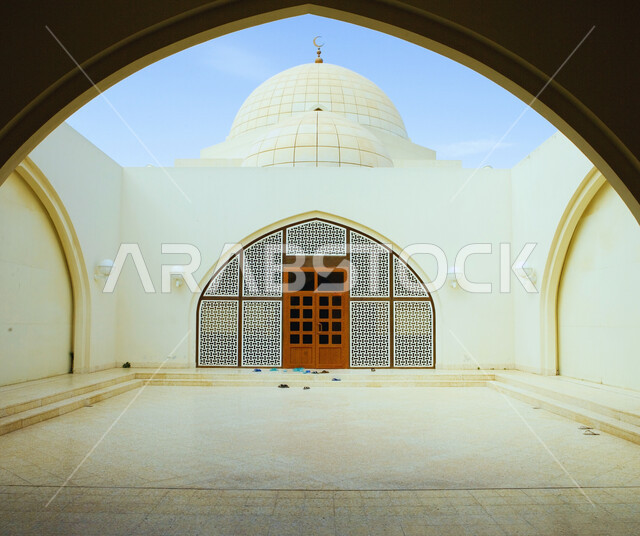 مسجد لأداء الصلوات في جامعة قطر في مدينة الدوحة, تقدم وتطور التعليم الجامعي في الدول الخليجية، جامعات حكوميه راقيه, معالم ومباني ومنشآت الجامعه، المؤسسة التعليمية الرئيسية للتعليم العالي، اماكن العبادة والطاعة والتقرب الى الله 