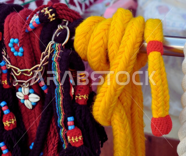 احزمة وحبال ملونة مع حبات الخرز، زينة واكسسوارات الجمال والابل، منسوجات وصناعات يدوية تراثية شعبية، الاهتمام ورعاية وتزيين الحيوانات في دولة قطر