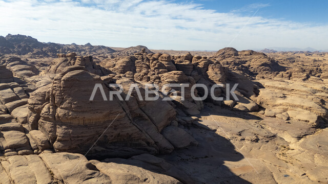 المناطق الصحراوية والكثبان الرملية في البراري، معالم اثرية تاريخية قديمة، اماكن سياحية مشهورة في المملكة العربية السعودية، المحميات الطبيعية الصحراوية، سلسلة الجبال والتكوينات والتشكلات الصخرية في منطقة تبوك