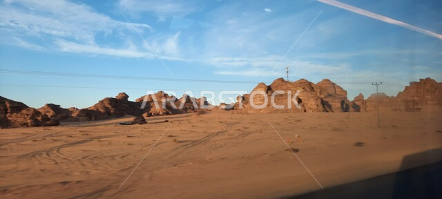 التشكيلات و التكوينات الصخرية في العلا وسط صحاري المملكة العربية السعودية، المعالم التاريخية القديمة في مدائن صالح، الأماكن السياحية في المناطق الصحراوية، الرمال الذهبية الناعمة في الصحراء