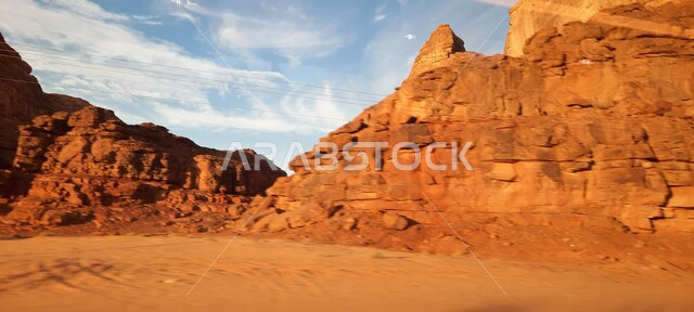 التشكيلات و التكوينات الصخرية في العلا وسط صحاري المملكة العربية السعودية، المعالم التاريخية القديمة في مدائن صالح، الأماكن السياحية في المناطق الصحراوية، الرمال الذهبية الناعمة في الصحراء