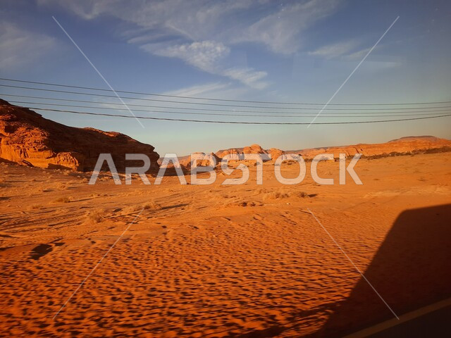 الرمال الذهبية الناعمة في الصحراء، التشكيلات و التكوينات الصخرية في العلا وسط صحاري المملكة العربية السعودية، المعالم التاريخية القديمة في مدائن صالح، الأماكن السياحية في المناطق الصحراوية