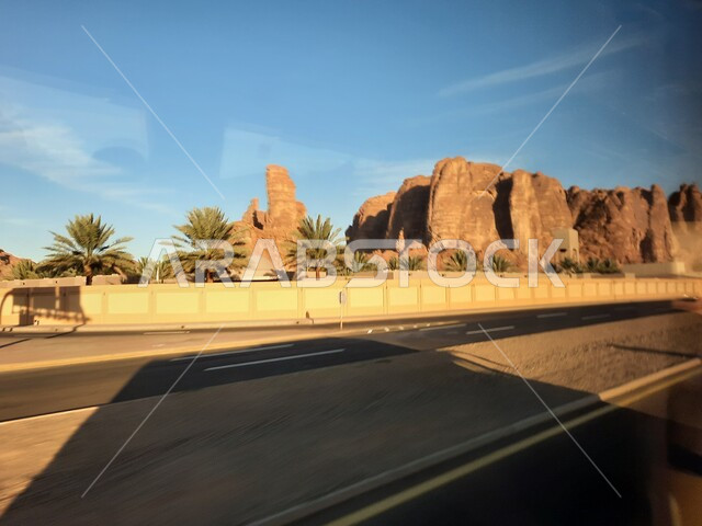 الطرقات والشوارع الاسفلتية المعبدة في الصحراء، التشكيلات و التكوينات الصخرية في العلا وسط صحاري المملكة العربية السعودية، المعالم التاريخية القديمة في مدائن صالح، الأماكن السياحية في المناطق الصحراوية