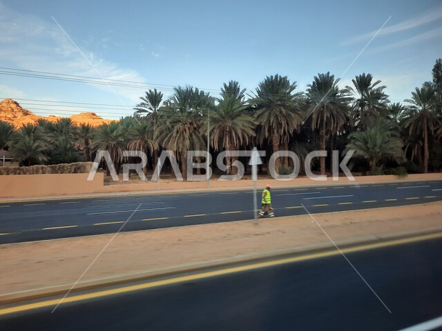 الطرقات والشوارع الاسفلتية المعبدة في الصحراء، التشكيلات و التكوينات الصخرية في العلا وسط صحاري المملكة العربية السعودية، المعالم التاريخية القديمة في مدائن صالح، الأماكن السياحية في المناطق الصحراوية