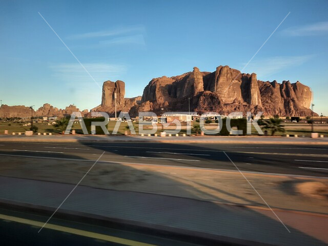 الطرقات والشوارع الاسفلتية المعبدة في الصحراء، التشكيلات و التكوينات الصخرية في العلا وسط صحاري المملكة العربية السعودية، المعالم التاريخية القديمة في مدائن صالح، الأماكن السياحية في المناطق الصحراوية