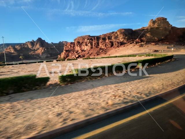 الطرقات والشوارع الاسفلتية المعبدة في الصحراء، التشكيلات و التكوينات الصخرية في العلا وسط صحاري المملكة العربية السعودية، المعالم التاريخية القديمة في مدائن صالح، الأماكن السياحية في المناطق الصحراوية