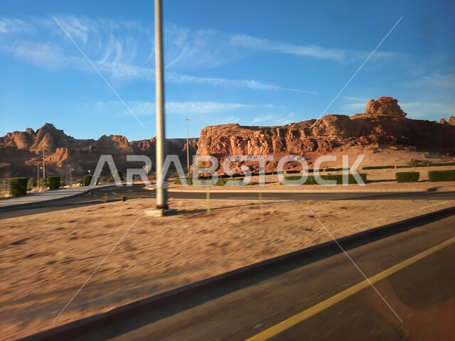 الطرقات والشوارع الاسفلتية المعبدة في الصحراء، التشكيلات و التكوينات الصخرية في العلا وسط صحاري المملكة العربية السعودية، المعالم التاريخية القديمة في مدائن صالح، الأماكن السياحية في المناطق الصحراوية