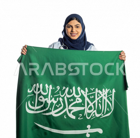 بورتريه لطبيبة عربية سعودية تلبس رداء وسماعة الطبيب , تحتفل باليوم الوطني السعودي بفخر وعزة , ذكرى توحيد المملكة العربية السعودية , العلم السعودي راية التوحيد والاسلام , خلفية بيضاء .