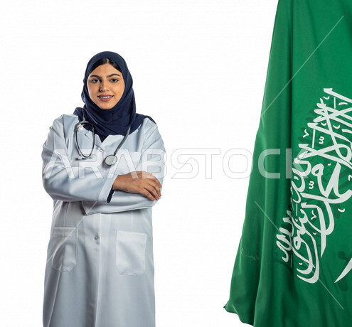 بورتريه لطبيبة عربية سعودية تلبس رداء وسماعة الطبيب , تحتفل باليوم الوطني السعودي بفخر وعزة , ذكرى توحيد المملكة العربية السعودية , العلم السعودي راية التوحيد والاسلام , خلفية بيضاء .