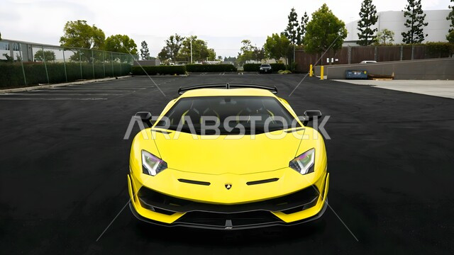 العلامات التجارية المشهورة, فعاليات ومعارض المركبات الأنيقة، سيارة لامبورجيني صفراء فخمة مركونة في احدى الطرقات، وسائل النقل البرية الحديثة, معرض السيارات المتميز في دولة الكويت, مركبة من الطراز الرفيع