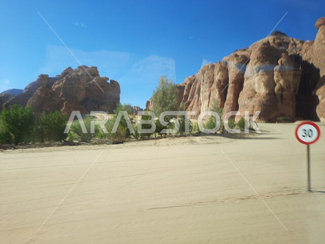  التشكيلات و التكوينات الصخرية في العلا وسط صحاري المملكة العربية السعودية، المعالم التاريخية القديمة في مدائن صالح، الأماكن السياحية في المناطق الصحراوية، نمو النباتات الشوكية والبرية، الكهوف التراثية في موقع الحجر الأثري في الصحراء