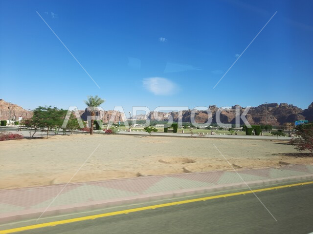  التشكيلات و التكوينات الصخرية في العلا وسط صحاري المملكة العربية السعودية، المعالم التاريخية القديمة في مدائن صالح، الأماكن السياحية في المناطق الصحراوية، نمو النباتات الشوكية والبرية، الكهوف التراثية في موقع الحجر الأثري في الصحراء